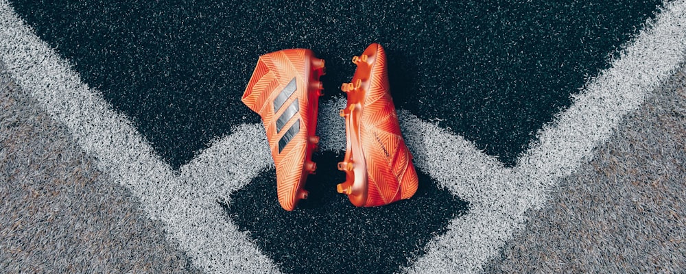 澳客团队在会议室讨论足球赛事数据与图表