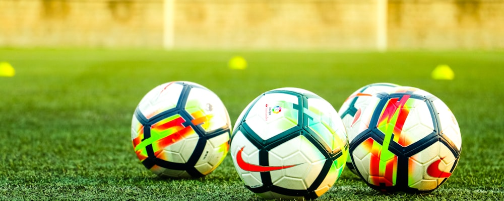 展示足球比赛数据图表与趋势线的分析图