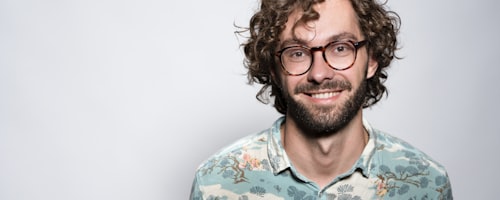 澳客首席足球数据分析师张伟明正在研究比赛数据